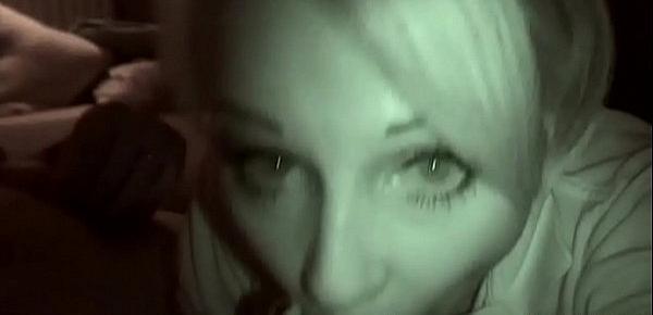  One Night Stand lutscht Schwanz und Eier in Nightvision Video